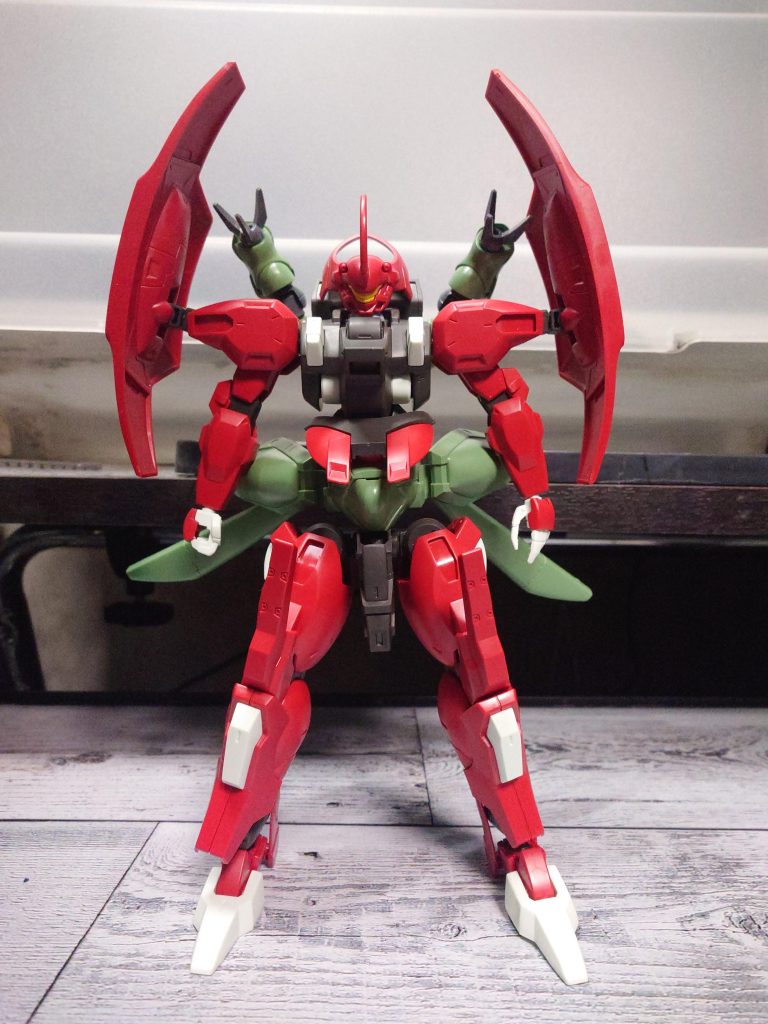 初期案ですが、パーツの位置が違います。腰が幅広過ぎて腕の可動の邪魔になるし、シルエット的にもイマイチだったので、後ろに回して代わりに腕を持ってきました。腰もこの位置からかなり削り込んで落としています。