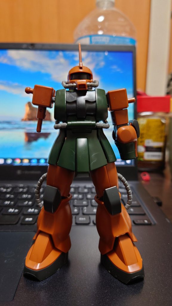 肩の取付をポリキャップから、リバイブザクの関節パーツに交換すると、それだけで2mmくらい上ります。強度的にも問題無くいかり肩にする事が可能です。