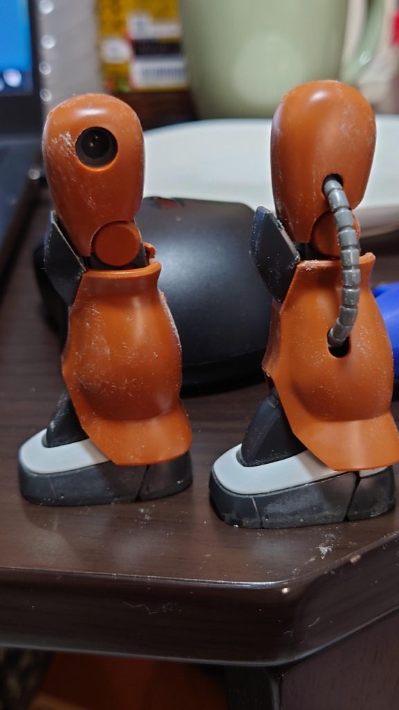 まずは脚部から…膝パーツの上部裏側を、バンダイエッジが消える位まで削り込むと、鳥脚気味に膝関節が逆に曲がります。この加工、私的には定番なのですが、歴代HGシリーズで一番簡単に加工できます。足首はオリジンザクから移植。無加工でそのまま付きます。元キットが足首を引き出せるので可動範囲が恐ろしく広がります。