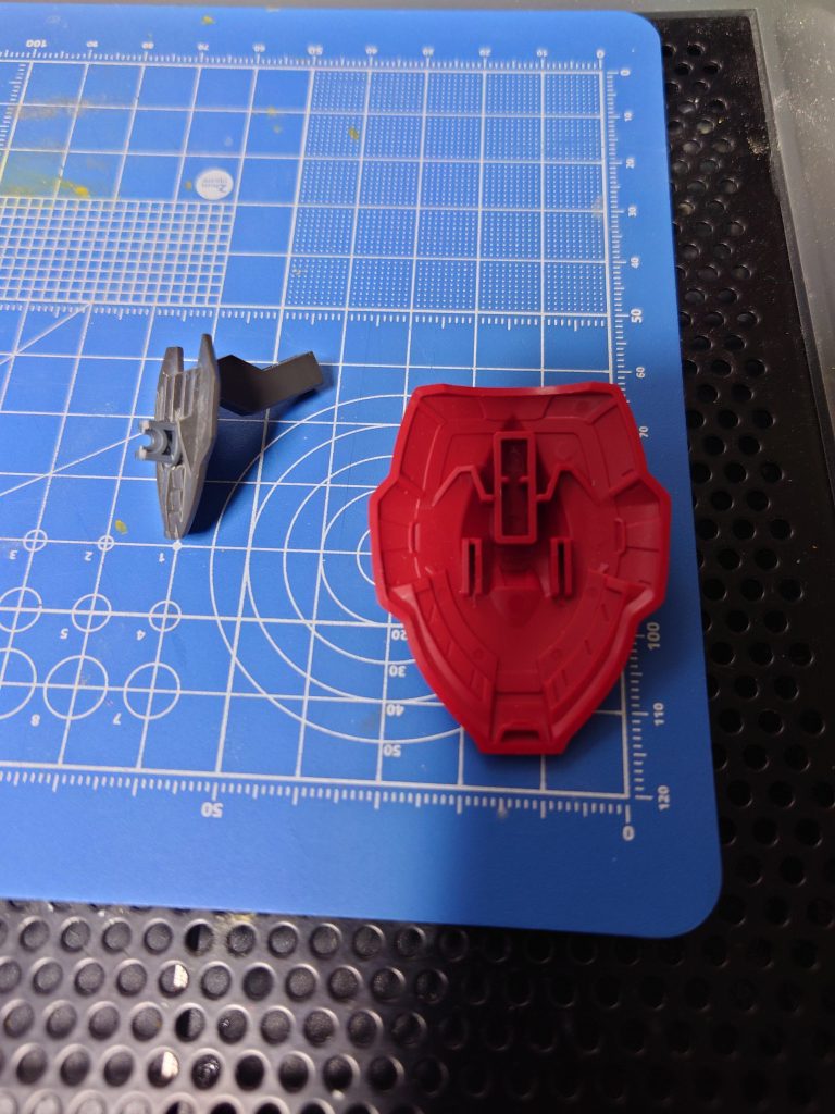 パーツと干渉するので位置が低くなるよう加工しました。