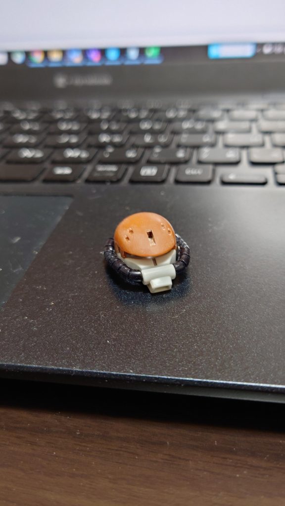 モノアイの上下幅が広すぎなので削りこみ、口部分の形状がハッキリしていなかったので、顔の下半分のみ06Rを移植しています。