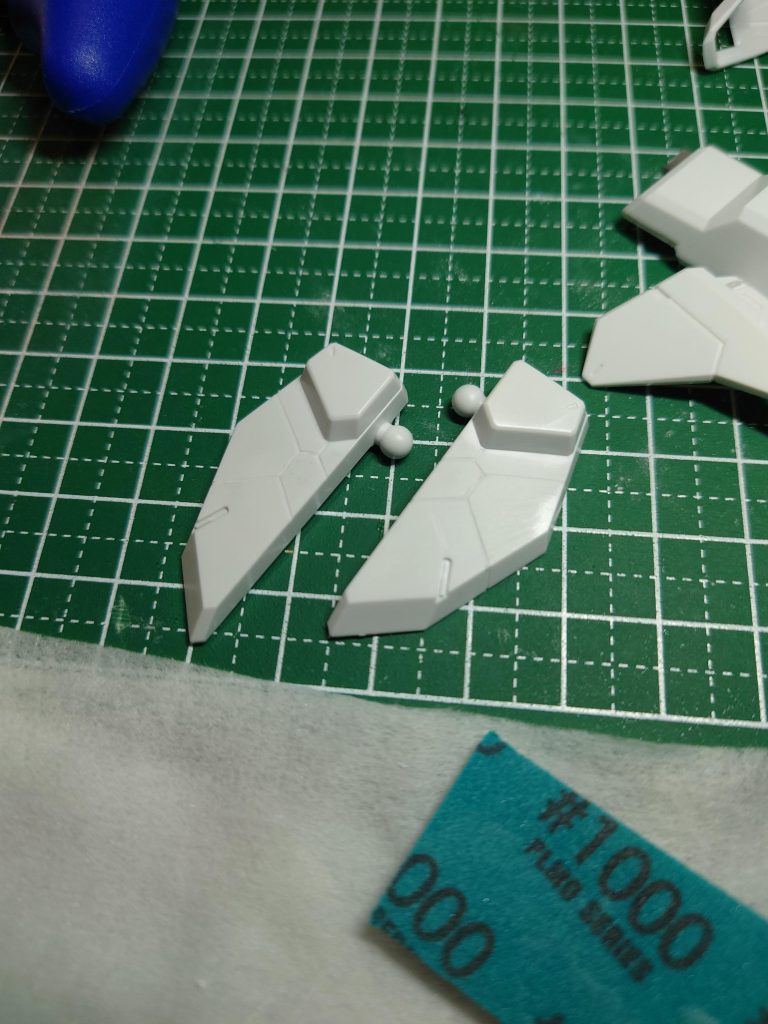 RGを参考にスジボリ。