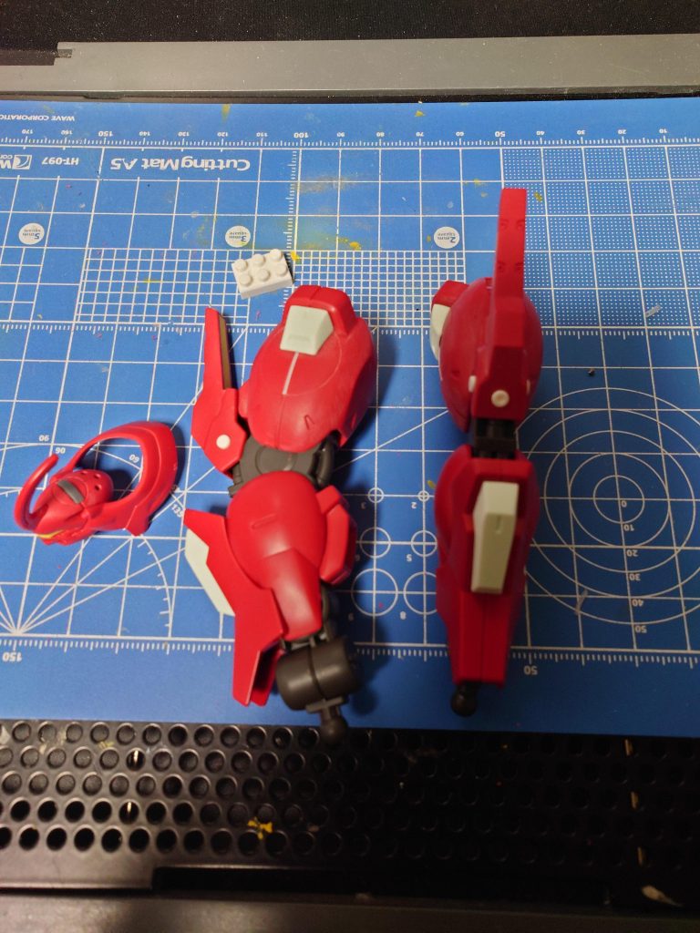 こちらは100均のプチブロックのオスの部分をカットして、ディテールにしています。頭部は上から見た状態が小豆みたいで嫌だったので色々と加工して誤魔化しました。