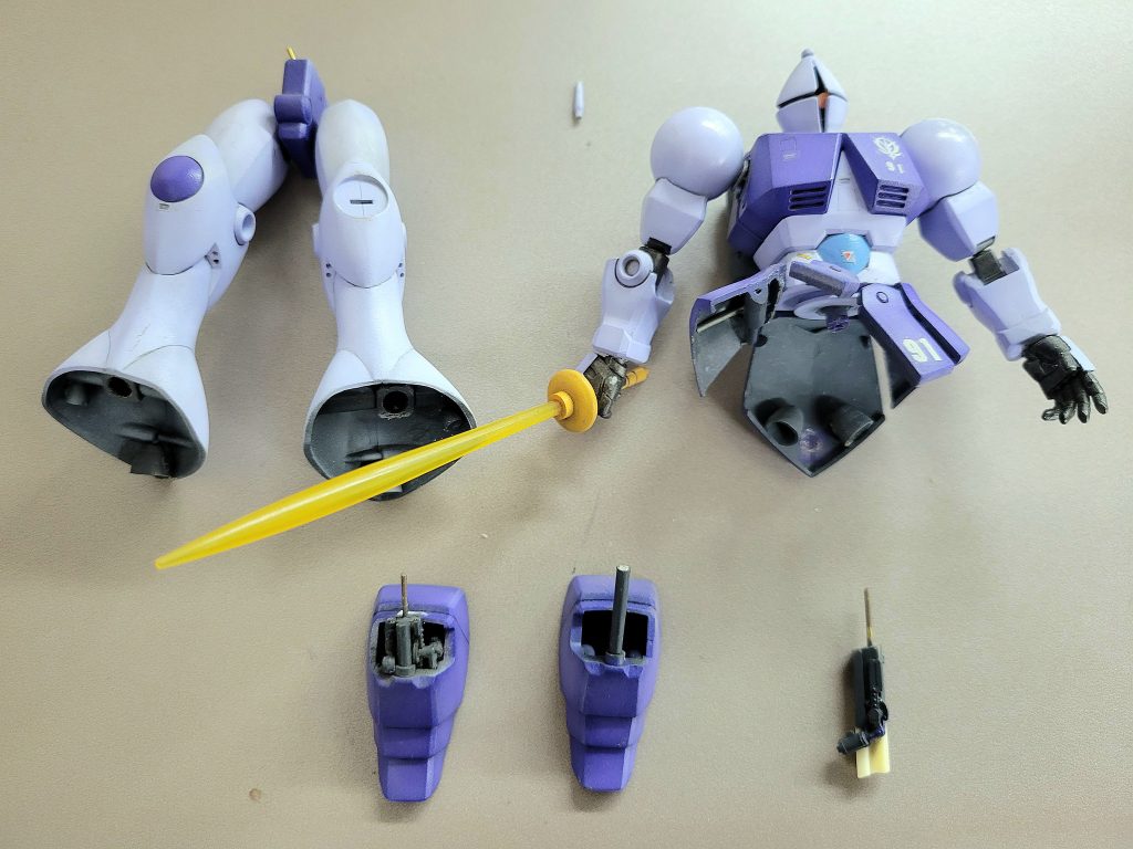 被災直後の状態。左膝カバーとシールドを紛失。カバーはコトブキヤのディテールアップパーツを使用。シールドはメルカリで取り寄せました。