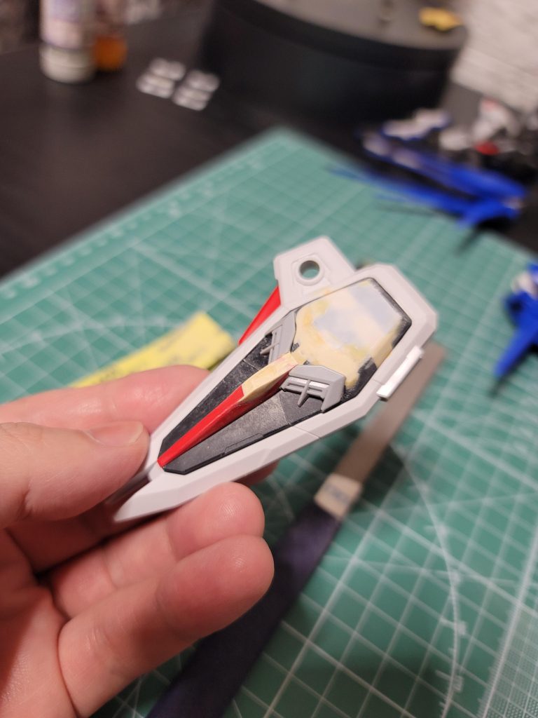 シールド…何気にココが改造 大変でした。ココにニューガンダムのシールドのユニコーンマークのデカール貼りたかったので、ボコボコデザインのあったフリーダムのシールドをおもっきし改造しました。