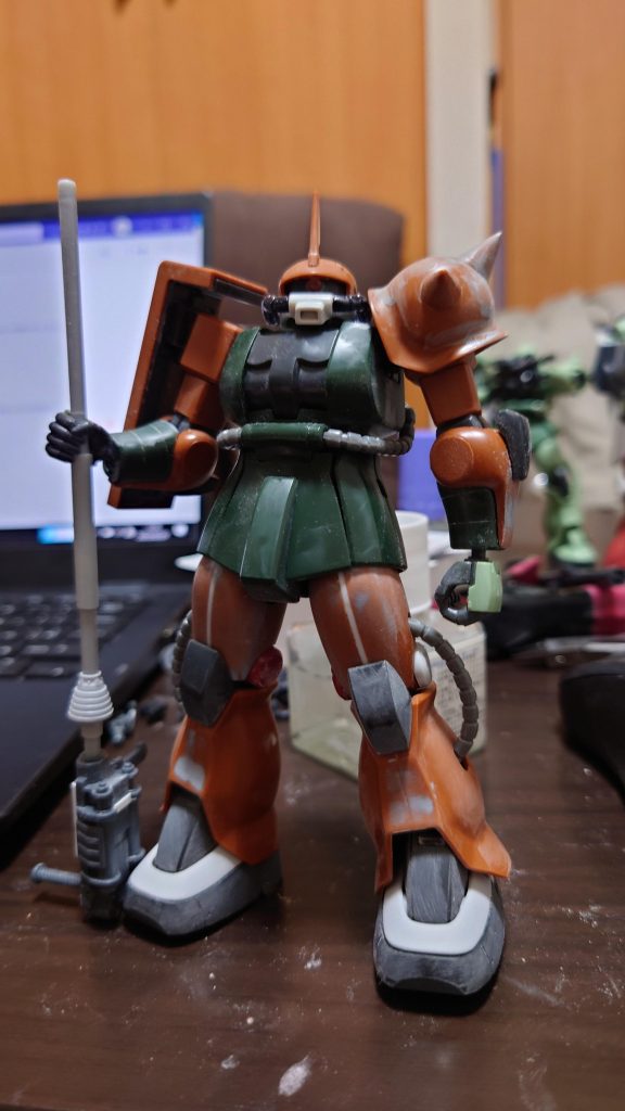 太腿の軸を基部ごと切り離し、位置を変更(2mmほど前、2mmほど下)に最接着。太腿は1mm幅増ししています。