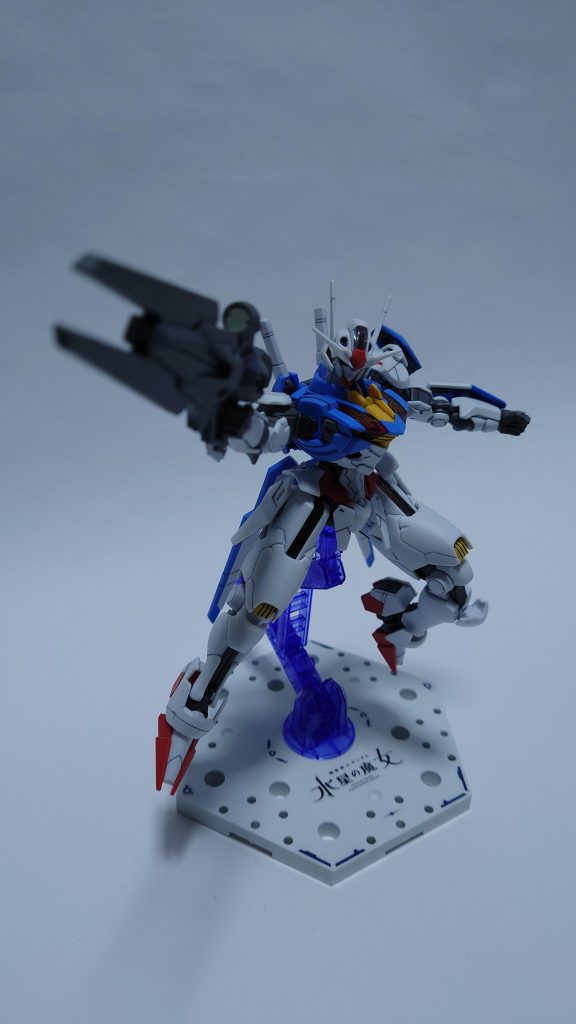 ビットオンフォームガンビットはほとんど干渉せずこの形態でもよく動きます。ガンビットの裏面はやや目立つので雑誌などの設定資料を参考に塗装しました。