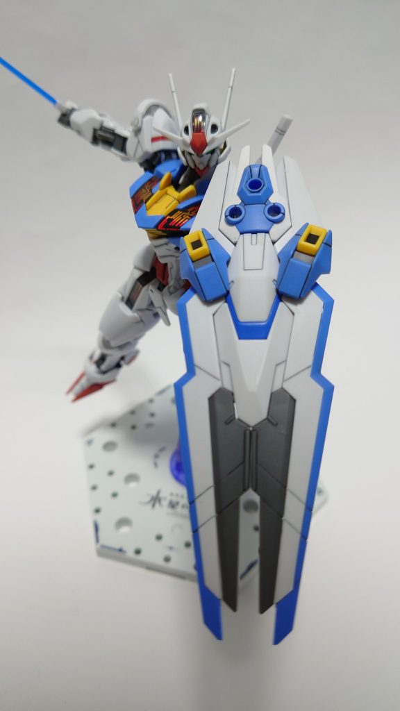 シールドはギミックの都合で結構大きいです。ガンビットの塗装を頑張ったのでシールドの完成度が高まりました。シールドはそこそこの重量があるのですが関節の接続をややタイトにしたのでへたりませんでした。