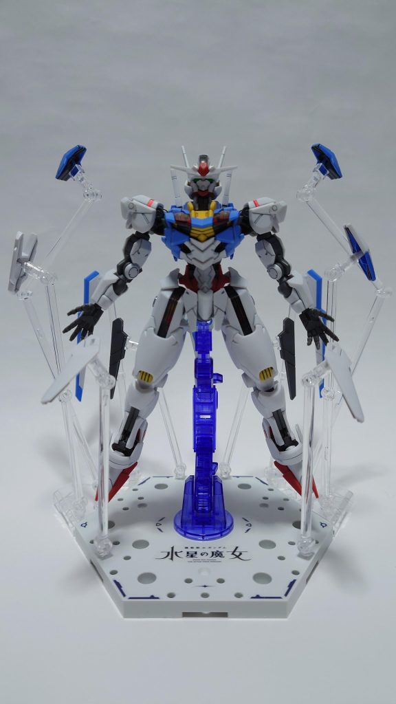 ガンビット展開フライトユニットに付属している平手のお陰で生き生きした感じになりました。ウェポンディスプレイベースは支柱を細かく動かすことができるのですがバランスよくガンビットを配置するのがとても難しかったです。