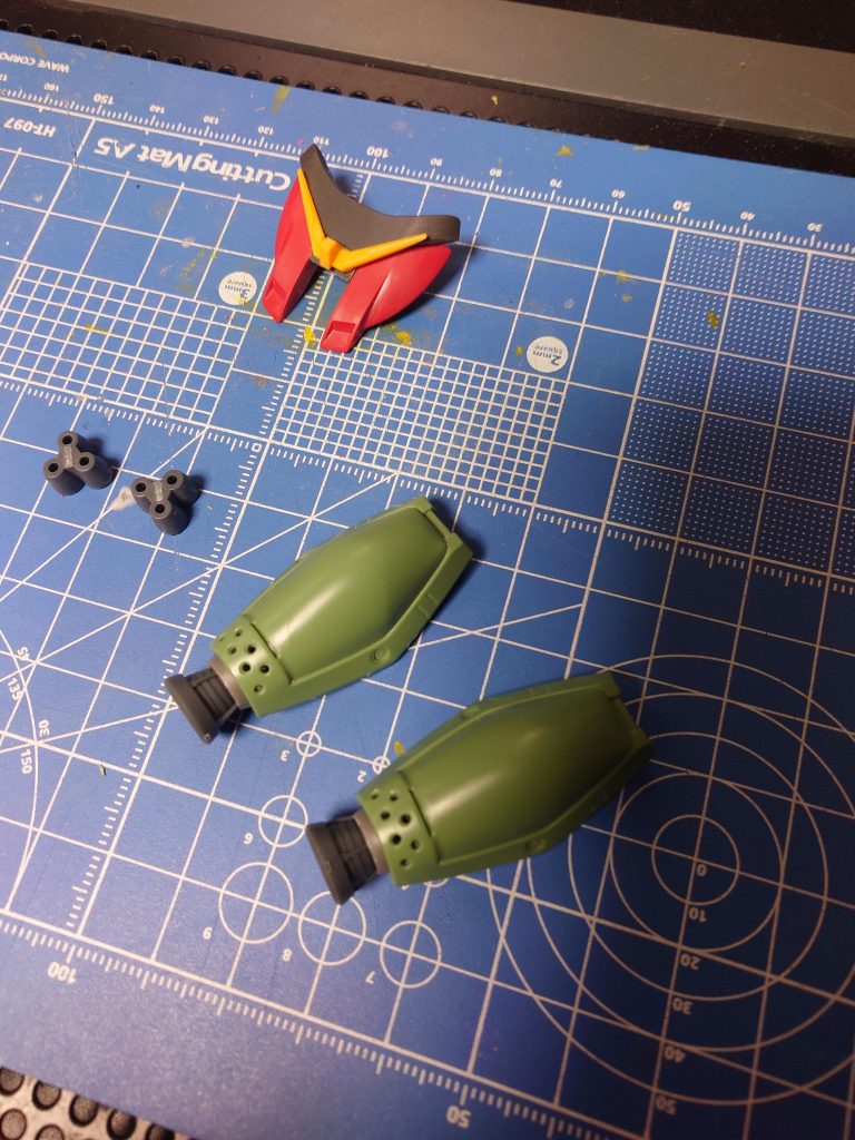 手抜きですが、SDのパーツのもっさり感を除去すべくバーニアを付け替えたり。