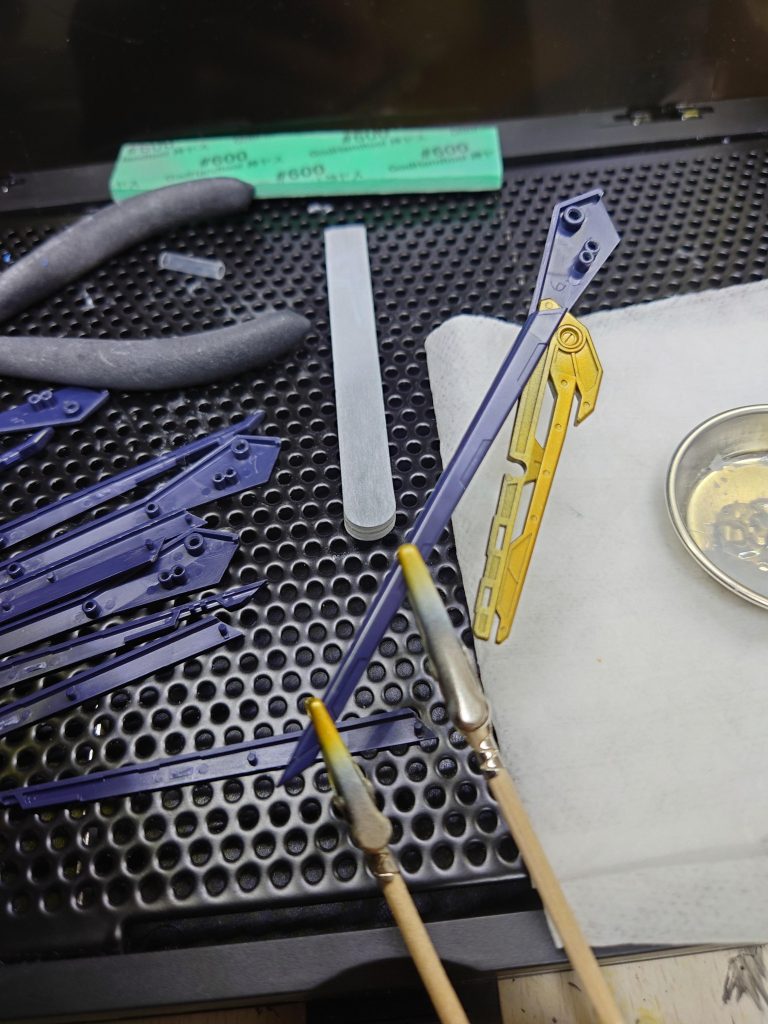 羽は全部で8本。これはストフリの宿命です。とんでもなく大変でした。。。もちろん合わせ目が出てきます。これは後ハメ加工の必要がないのでパテで消してます。このあたりが15年前のキットらしさかな?おかげで自由に出来ます。