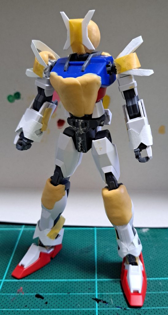 今回は、EGストライクを使いました。パテ盛りをして形を作り、肩や腕、足の装飾は厚紙で作り、顔のXマークはプラ板で作りました。