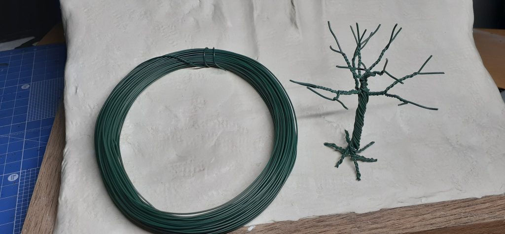 針金をネジネジして樹を作製。