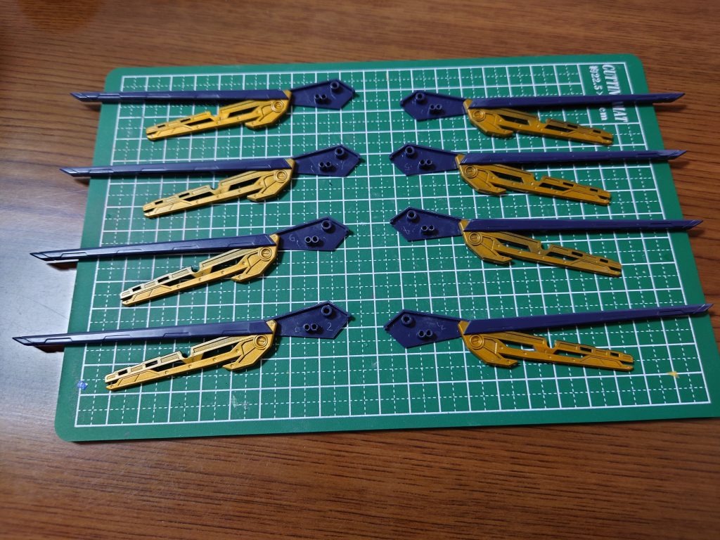 羽はこのように加工しました。金色はABS樹脂です。普段なら塗装の時に困ってしまいますが、今回はそのおかげでこんな動きが出来てしまいます。