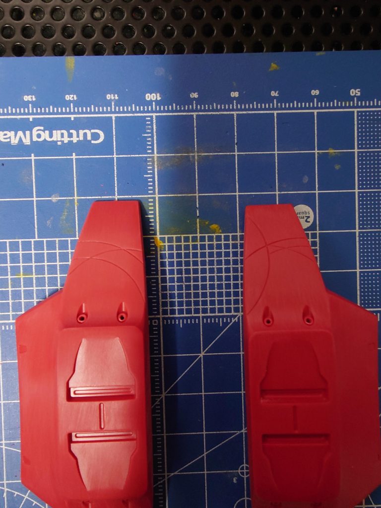 曲線スジボリがマイブームなので、ランダムなスジボリを入れてみました。昔より上達してる気がします。