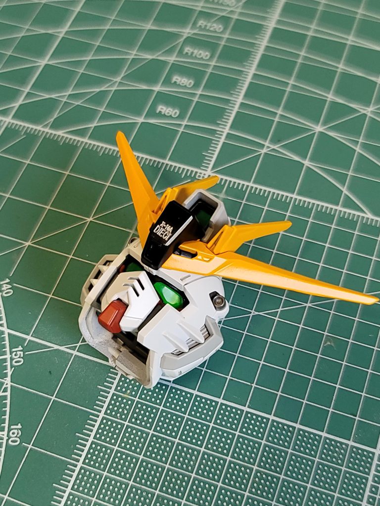 額の文字 型式番号と 「DIECI」(ディエチ)の文字はラッカーの上からエナメル塗料で塗り文字を綺麗に残しました。瞳はどは蛍光グリーンで塗装したのでブラックライトで発光します。