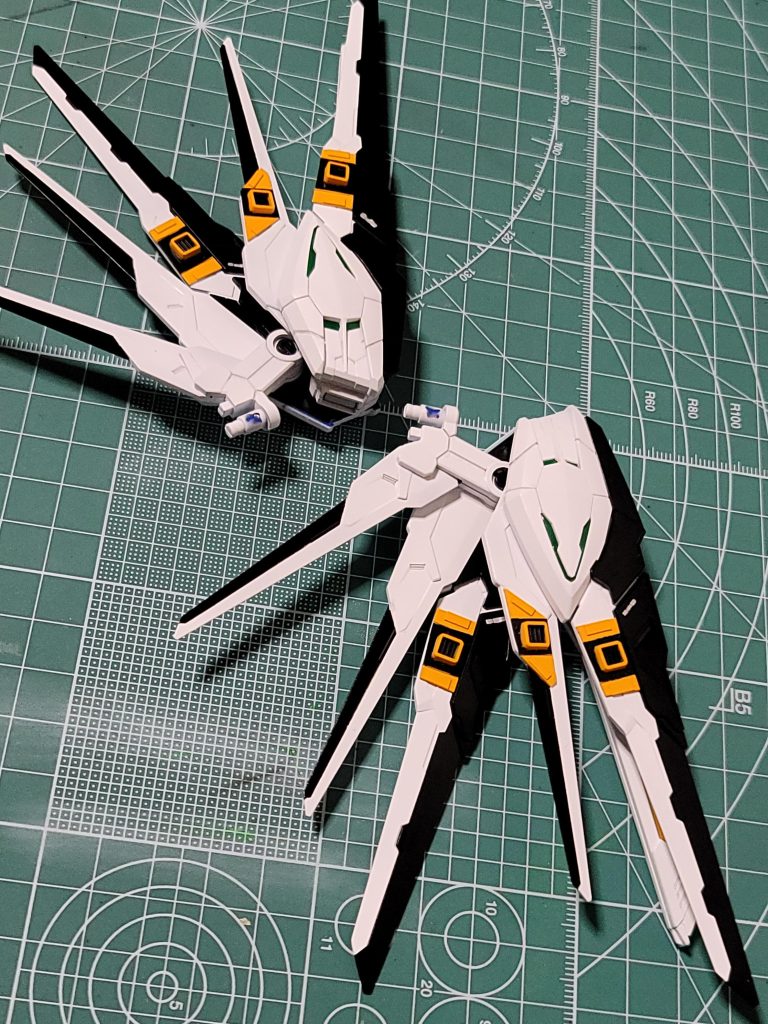 フリーダムの翼もニューガンダム風に見えるようにフィンファンネルっぽくカラーリング&プラ板やダクトノズルでパーツを作りました。