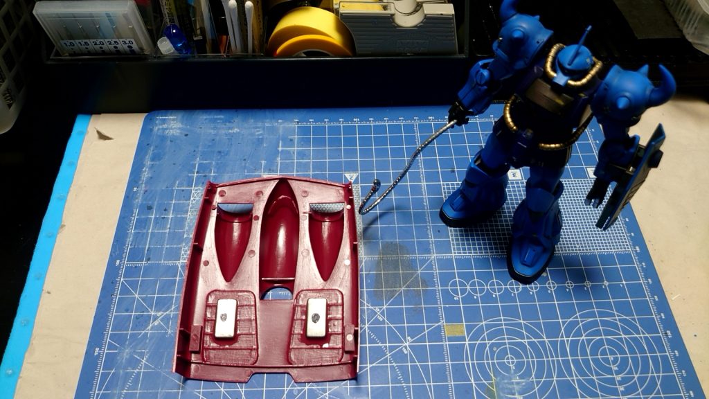 グフの足と、ドダイ側にネオジム磁石を仕込んでいます。写真は瞬間接着剤で固定した状態ですが、この後に磁石の周囲を光硬化パテで補強しました。子供の頃からある定番の改造でしたが、当時はできなかったので数十年ぶりに実現できて満足です。