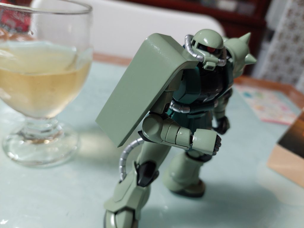 アンテナやシールドのアナはパテで埋めた。