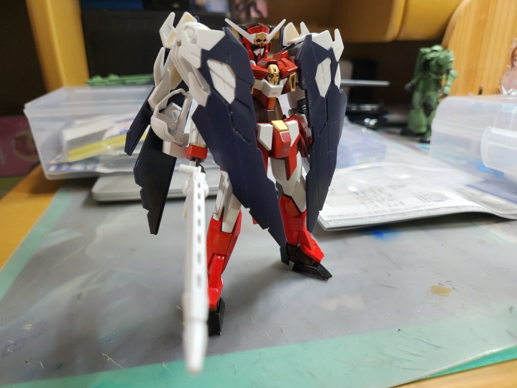 ここから簡単な制作過程の紹介になります。前述の通り本体にはほぼ手を加えず、腕のみ改造改修を行いました。初期案ではダークハウンドのマントパーツと共存出来るようなかたちにしようと考えていましたが、どうやってもパーツ同士が干渉してしまうため現在の形に落ち着きました。また、手首部分をクロスボーンガンダムのものにすげ替えてるため手首のボールジョイントいじったりという事は一切せずにクロスボーンガンダムの武器を持てるようにしました。