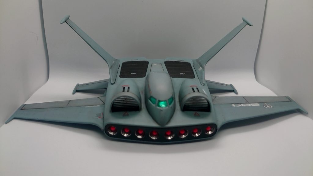 機首のミサイル弾頭は、ネイルアート用のラインストーンステッカーです。