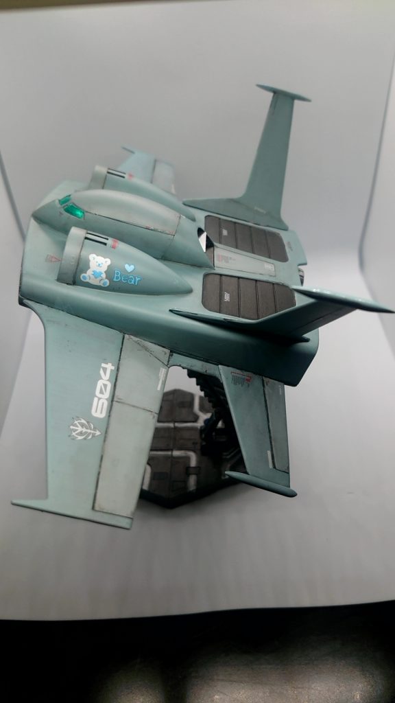 付属のスタンドは小さいため、アクションベースを使えるようにしました。クマ好きなので、ノーズアートっぽく、クマのシールを貼ってみました(ネイルアート用のシール)。