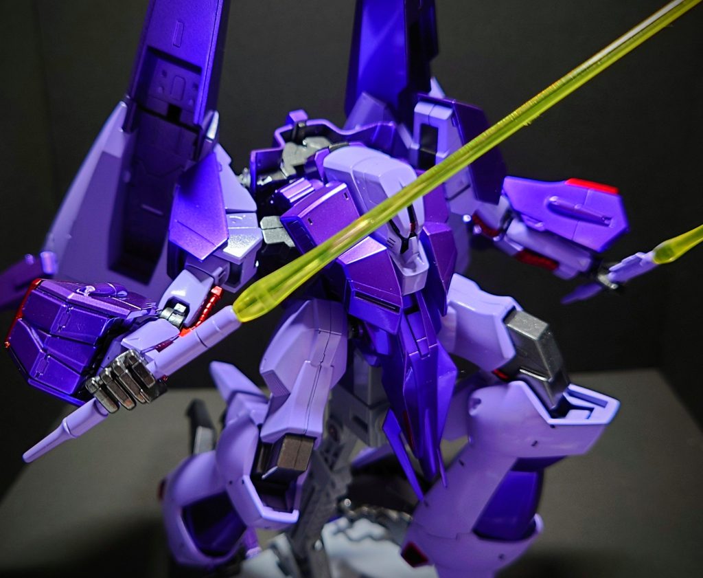 一応オリジナルカラーになるのかもですが、私のイメージのメッサーラにしてみました。使用塗料はガイアノーツです。薄紫部分はメカサフLightの上にラベンダー。濃い紫部分はメカサフSuper Heavyの上にスターブライトシルバー、そこにクリアパープルを。赤部分は同じくスターブライトシルバーの上にクリアレッド。関節部等は安定のスターブライトアイアンです。パッケージアート等ではダークグレーっぽい部分が多いのですが、私のメッサーラのイメージはディープパープル。このパープルがまぁ〜乗らない!発狂しそうでしたしクリアパープル2本使い切りました。