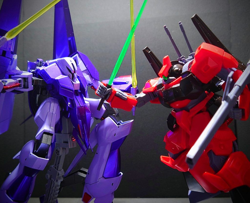 作ってる最中から思ってたのですが、めっちゃデカいんです。本体も足が長くて全長かなりあるのですが、ブースターが付くとさらにデカい。塗装お休み中に作成したリック・ディアス(素組み)よりかなり大きく感じます。写真ではあまり感じないかもですが…orz