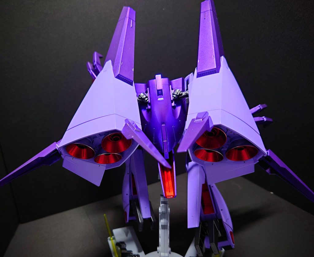 バックショット。ブースターのデカさが分かると思います。このキットはベース付属なのが素晴らしいですね。しかも余剰パーツが余さず格納出来る。素晴らしい(2回目)。ただ本体との接続部分にご注意を。圧掛け過ぎると折れます(折りました)。