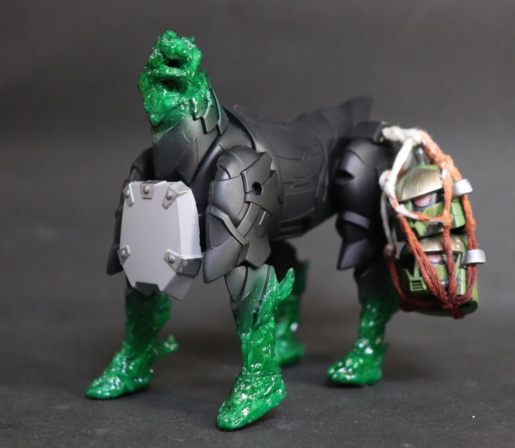 デュラハンということでオリジナル要素として首無し馬も作成。エポパテで盛った後、ジェルメディウム(マット)を塗り、ガイアのエヴァネオングリーンを塗装。その後ジェルメディウム(グロスハード)を塗り、乾燥してからクリアグリーンを吹いています。アクセントとして三国伝の部隊兵頭部をカットして汚し塗装を加え、首狩り犠牲者の頭にしてみました。