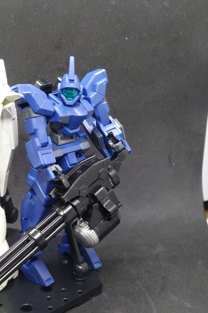 ジェノアカスタムにはティターンズカラーを使用してます！今回ティターンズカラーは初めて使用したのですが塗装が終わった後にティターンズカラーのカッコ良さが爆発して部屋に1人しかいないのに私「え！まってヤバ！ティターンズカラーカッコ良すぎでしょ！」語彙力無さすぎてお恥ずかしい〜(*´ｪ`*)