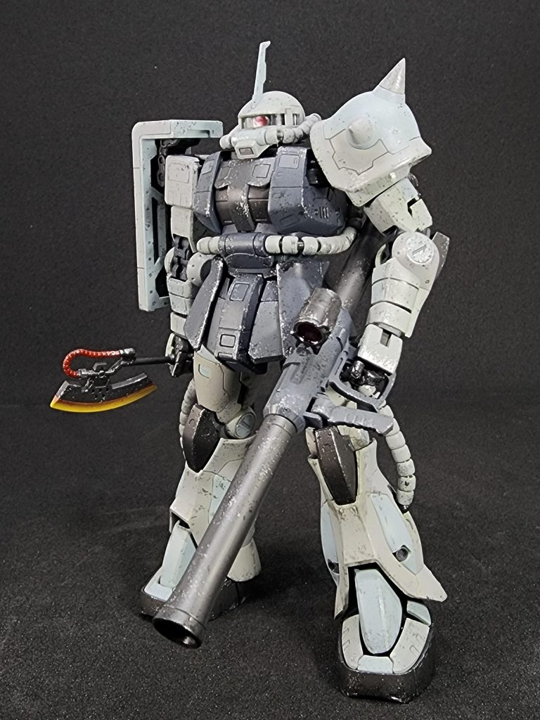 パーツを紛失してマシンガンがありません…バズーカも可動が悪くて構えさせられませんでした…。  