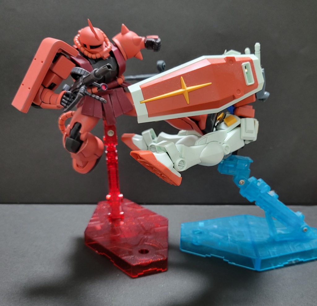 やっぱりこのシーンが大好きなのでEGガンダムにスミ入れのみした機体を使用しましたが、このキット安価ですが可動範囲が凄く2機購入しました。ガンプラ自体はMG、HGを含め30体程有りますが、全て素組みにスミ入れのみですが、ガンダムマーカーエアーブラシの購入と皆さんの作り方を拝見して自分に出来る最良のやり方で頑張って作り直しプラスHGのグフやドムも購入したいと思ってます。制作時間が掛かる私なので、長い目で見てやって下さい。