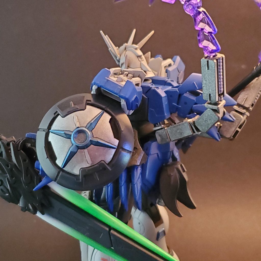 背中には２本のサブアーム腰には大型ビームサーベルを装備