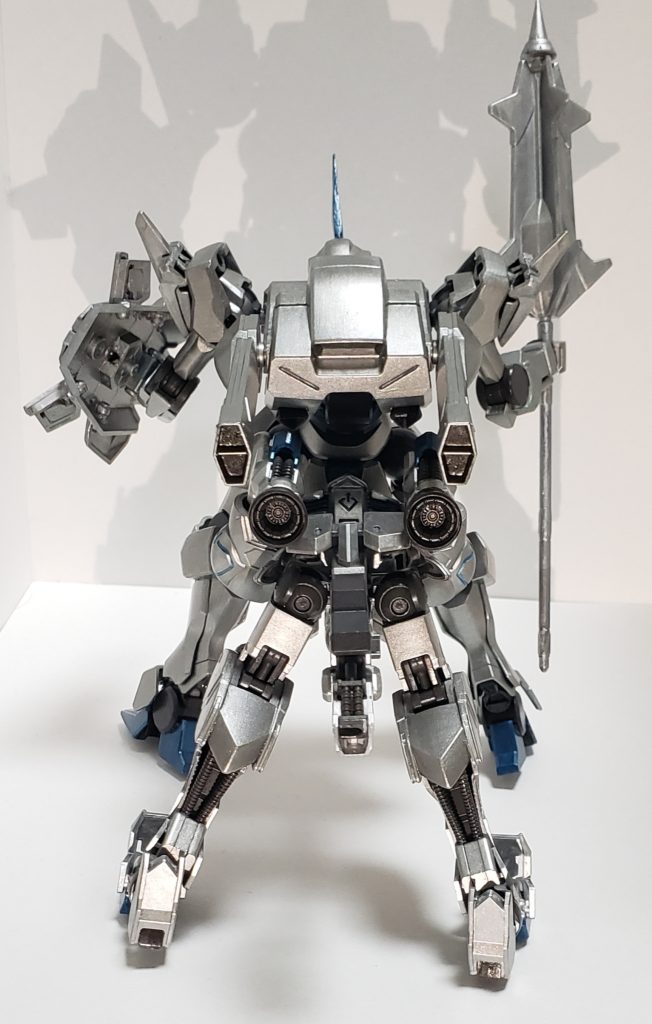 中々にメカメカしいリアビュー。しっぽ部分はサブウェポンを接続すると良さげかも。