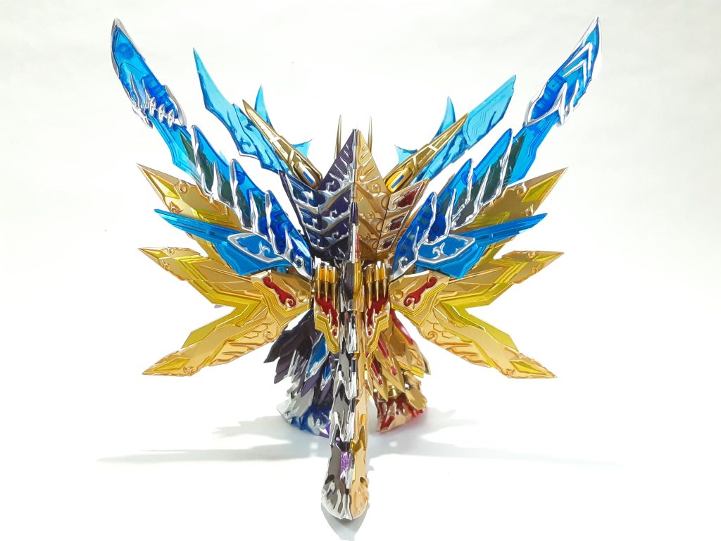 背中もアシンメトリー。大型化した翼は迫力があります