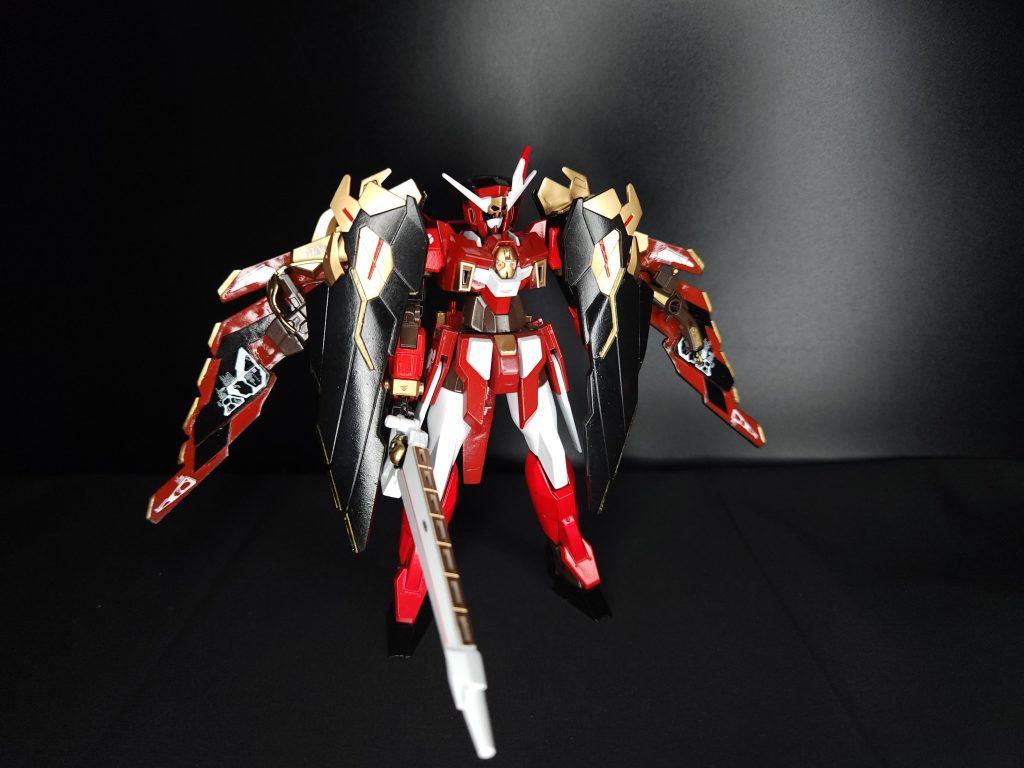 本作品のギミックの方を先に紹介したいと思います。今回の作品は、私が尊敬する方の作品を参考にしつつ作例やその他何人かの方の作品を参考にしながら作成しました。その中でフルクロス内側のモールドや表面の塗装パターンなども慎重に選びながら塗装を行いました。その中でも特に特に取り入れたかったギミックとしてメタルビルドシリーズに組み込まれていた武装をフルクロス内にマウントするという方法を今回採用しました。これにより、ダークハウンドの腰部にマウント用パーツを取り付けてプロポーションを崩すといった心配がないのに加えて、機体全体のバランスも損なわないため今回取り入れて正解であったと実感しています。