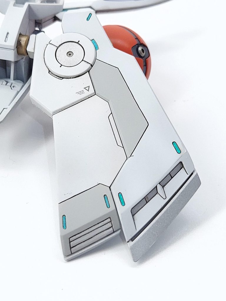 バックパック裏側内羽先端が何もディテールが入ってなかったのでフィン彫りました