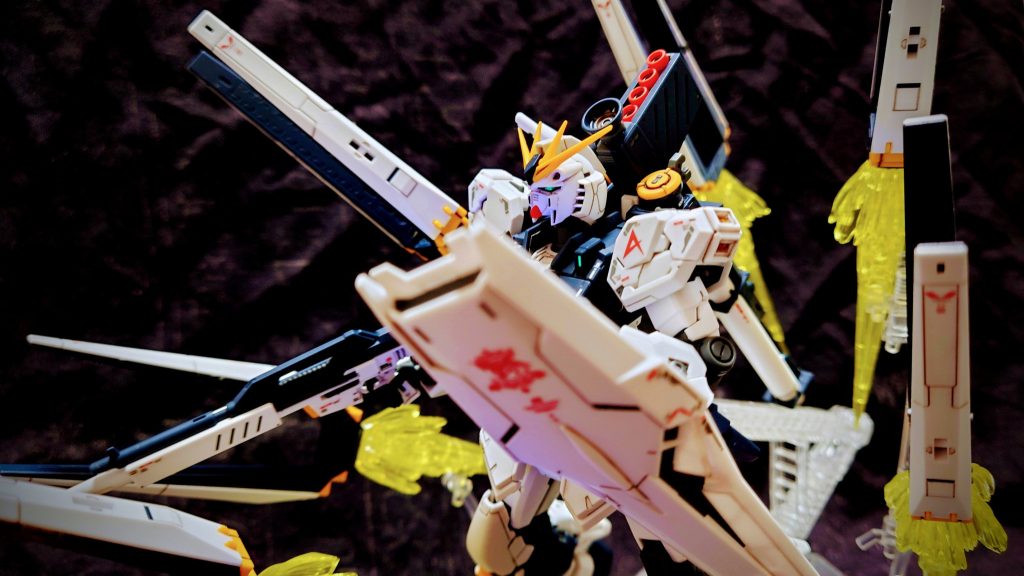 目は蛍光塗料で発光します！弾頭裏はガンダムマーカー（ウェザリング）のバーントアイアン