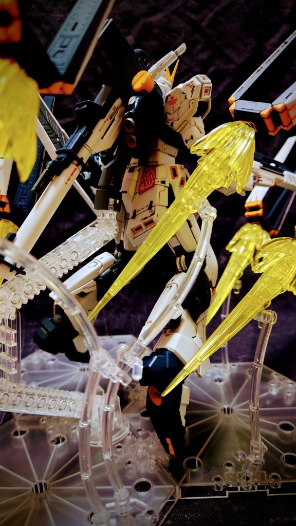 νガンダムのバーニア内は劇場版と同様に橙黄色に水性塗装筆塗り、表側はバーントアイアン筆塗り