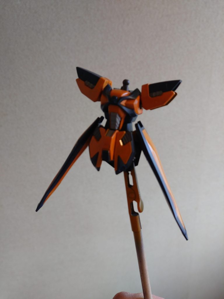 制作（塗装）工程はちゃんと撮れていません。以降の文はただの塗装失敗談になります。失敗点は主に以下の3つ。①塗料の残量確認不足②焦りによる雑なリカバリ③隠蔽力の考慮不足①ランナー塗装で簡単に仕上げるつもりで家にあったスプレーを使いましたが、2/3塗ったところで塗料が無くなりました。また、塗料が無くなってくると均一に吹けなくなり、非常に汚い表面が仕上がりました。②仲間内でファントムを皆買って塗ってたこともあり、見せ合おうという話を持ちかけましたが、未塗装の状態で1週間切ってました。切れたスプレー塗料の取り寄せにも時間がかかるので、他のスプレーではない塗料で代用しました。ラッカースプレーの上から水性塗料なので塗膜は問題なかったのですが、色味の違いと筆ムラがヤバかったです。③ファントムは緑と白をベースに、赤がフィン等で使われています。今回使用したブリリアントオレンジは隠蔽力が特別強い方ではなく、厚塗りをしないと緑に負けてしまう状態で場所によっては塗膜が厚すぎて動きに制限が出ています。結局、①で吹ききれなかった箇所、リカバリしたい箇所はピンクサフを下地に吹いてからオレンジを吹いたら一発で綺麗に発色。塗膜も薄く済みました。下地作り、事前準備の重要性に気付かせてもらえました。 