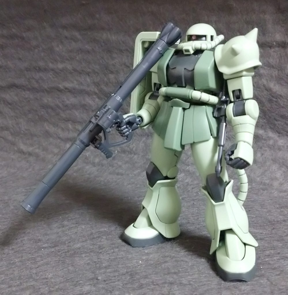 モノアイは､穴を開けてビームサーベルを輪切りにして差し込んでますあと､スパイクアーマーと太もものパーティングラインをヤスリがけで消しました