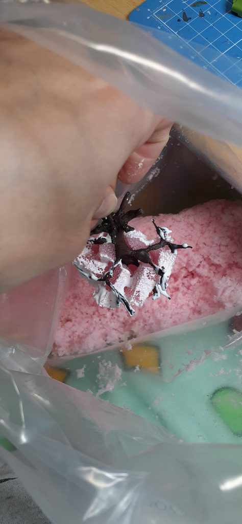 樹にスポンジを接着、さらに刻んだスポンジをつける事でフワフワな桜の樹を表現。