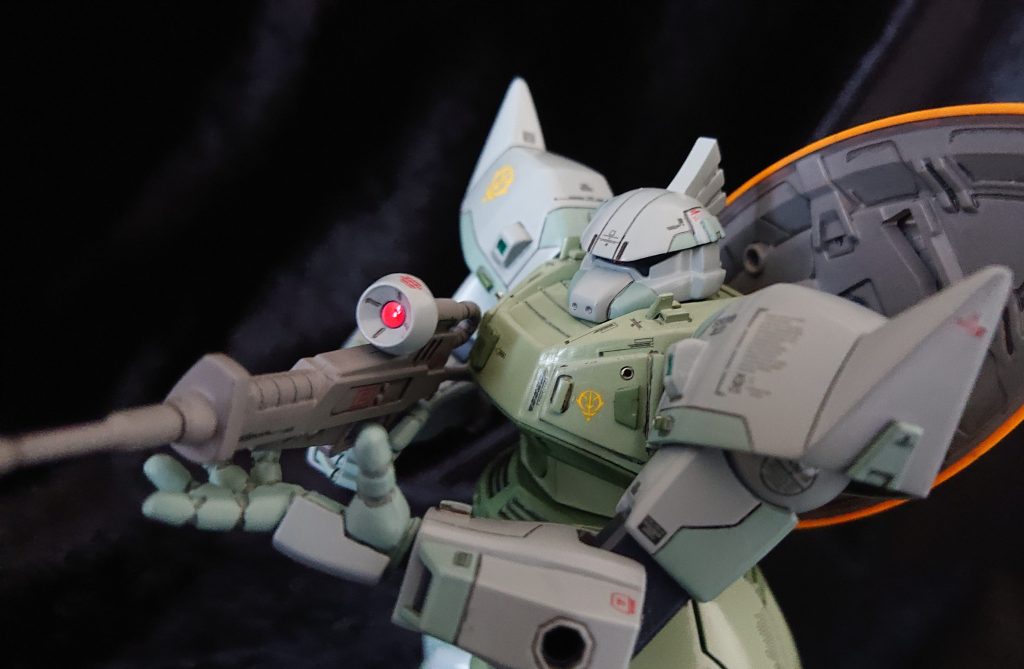 ファーストガンダムに登場した数多くのモビルスーツ・モビルアーマーの中で、唯一アムロ・レイ操るガンダムとの交戦がない量産型ゲルググ。ジオン軍初のビーム兵器なのに活躍できないなんて😭何でも、このビームライフルは両手持ちが基本だそうな。