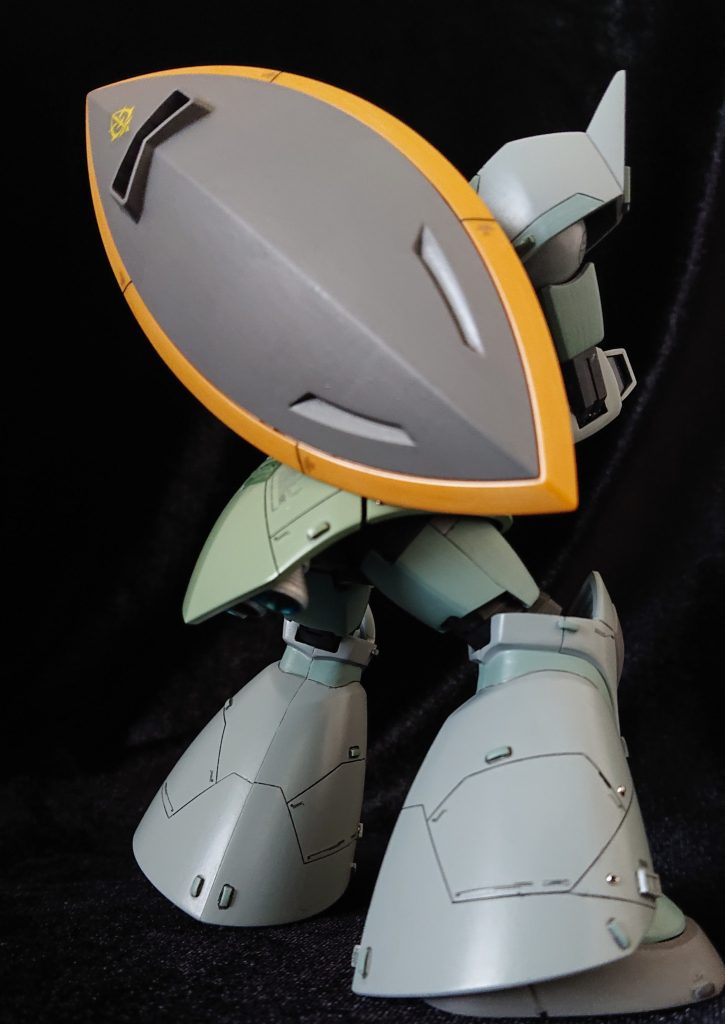 そりゃ、両手持ちのビームライフルなら、シールドが大きく背後を守るのは利にかなってるねぇと思うほど、大きいゲンゴロウシールド😊