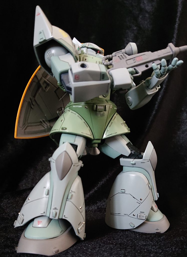 ジオン軍特有の太い足が良き。