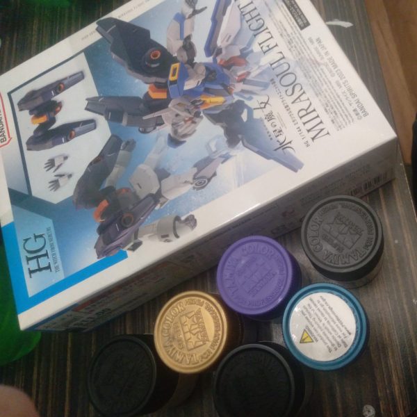 Hello Gunsta!! I went to my local gunpla/hobby shop today. They had the mirasoul flight unit. I picked one up along with some more paints. I'm slowly building up a collection of paints, haha. I need to find a bigger container to store them in（1枚目）