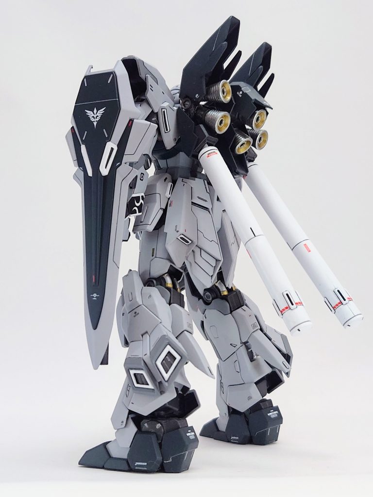 リアアーマーのフィンを一枚追加してみたり。一部配色をオリジナルで。色の数減らしてシンプルにしたく、スラスター等の赤は無しにしてます。なかなか渋くなってかっこよさが増したかな?新しいキットは本当に作りやすいですよね。ナラティブ、シナンジュ・スタインと作ったので次はフェネックスにしたいけど、缶スプレーだとイメージした色が無くて(T_T)そろそろエアブラシ考えないと・・・