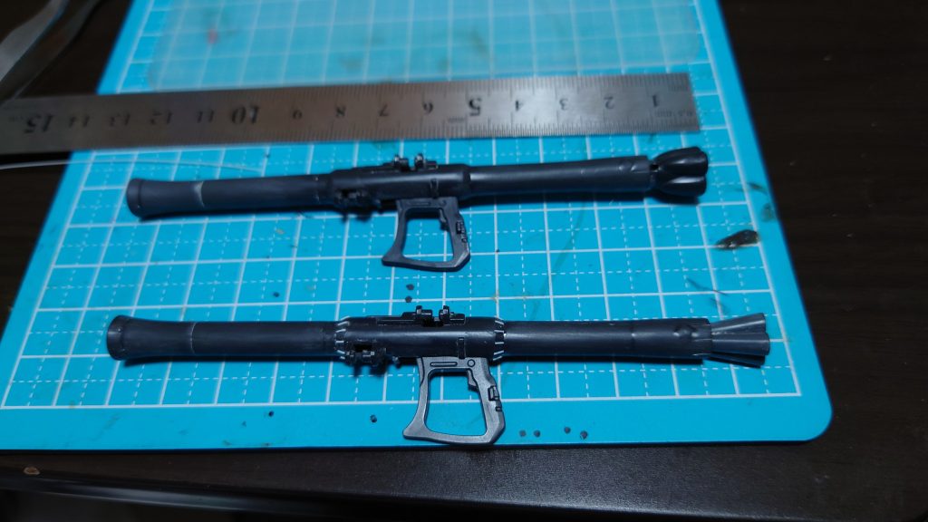 バズーカ後端は元キットの物を使用。何だかリバイブ版の形状(上)がイメージに合わなかったのです。