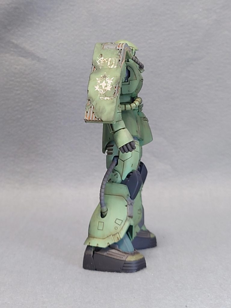 シールドの走行剥がれの下地はグレー系で塗装しました。そこにサビをウェザリングカラーで重ねました。